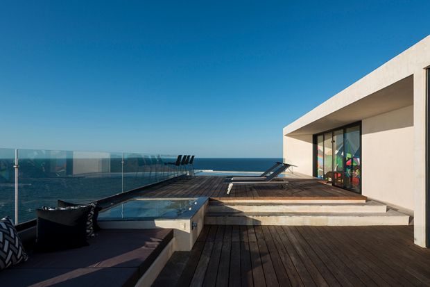 Rezydencja na klifie to wspólny projekt architektów ze studia Reyes ríos i Larraín arquitectos. Zwieńczeniem ich prac jest wspaniały dom z panoramicznymi widokami na morze, otoczony bujną zielenią.