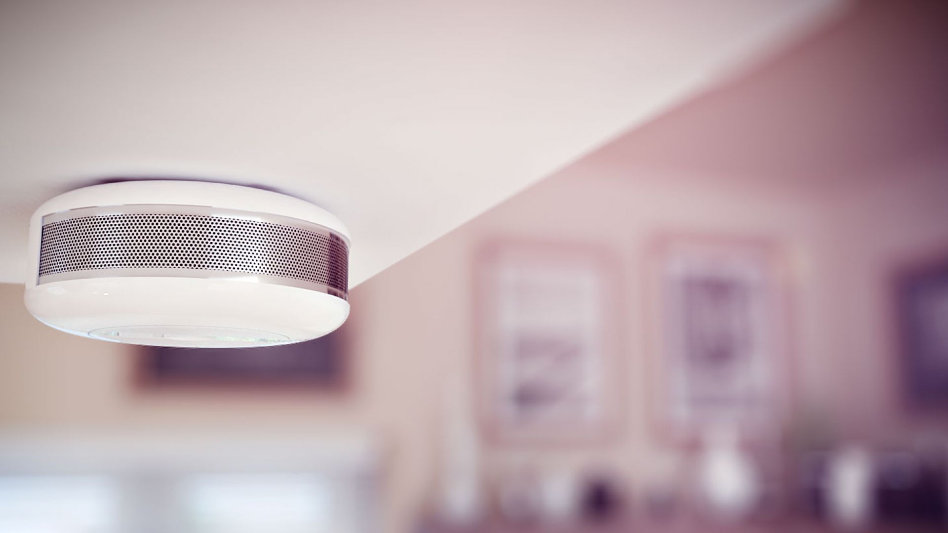 Wygoda, jaką zapewnia kontrolowanie z poziomu smartfona tego, co się dzieje w mieszkaniu sprawia, że rozwiązania smart home stają się coraz bardziej powszechne. Inteligentna staje się również kuchnia. Fot. Fibaro