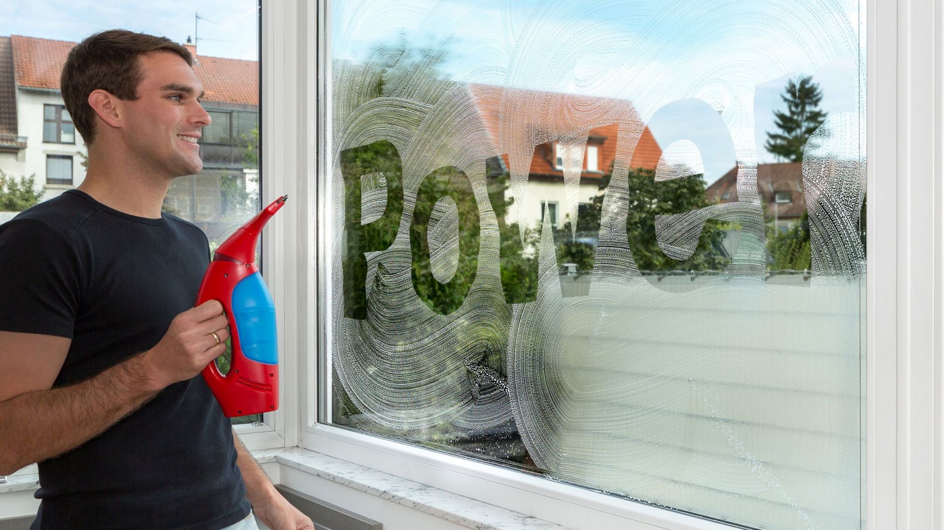 Aby cieszyć się jak najlepszymi efektami swojej pracy, a tym samym nieskazitelnym blaskiem szyb pamiętaj, żeby nie myć okien, kiedy bezpośrednio świeci na nie słońce. Jego promienie szybko wysuszają szyby pozostawiając trudne do usunięcia smugi. Fot. Vileda