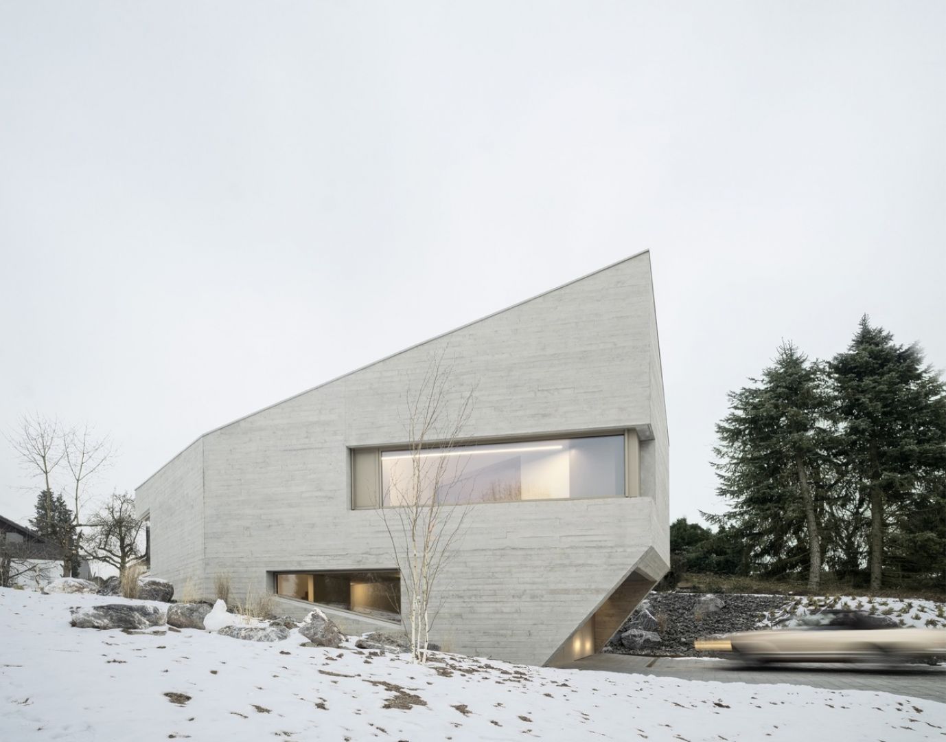 Dom wyróżnia się monolityczną betonową, elewacją o nieregularnym kształcie. Fot. Brigida González
