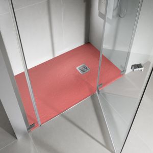 Brodziki Terran można samodzielnie docinać do niestandardowych wymiarów i kształtów. To pozwala na stworzenie komfortowej strefy prysznicowej nie tylko w dużym salonie kąpielowym ale także w małej łazience, a także zaadaptować na ten cel na przykład istniejącą już w łazience wnękę. Fot. Roca