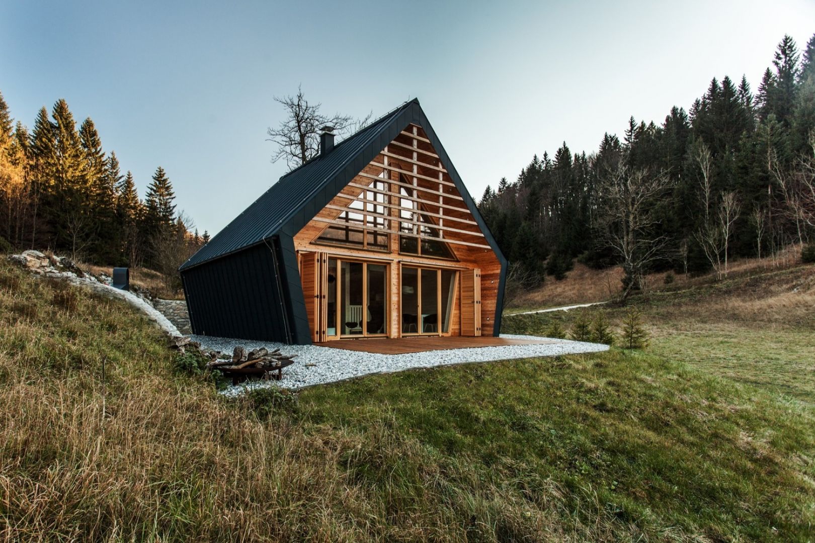 Ta mała, drewniana rezydencja, zaprojektowana przez studio architektoniczne Pikaplus zajęła drugie miejsce w ogólnokrajowym konkursie na najlepszy dom drewniany w Słowenii. Fot. Miha Bratina