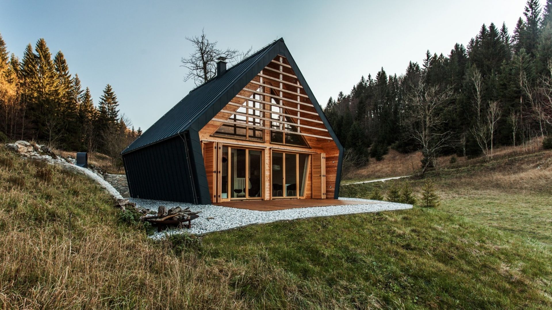 Ta mała, drewniana rezydencja, zaprojektowana przez studio architektoniczne Pikaplus zajęła drugie miejsce w ogólnokrajowym konkursie na najlepszy dom drewniany w Słowenii. Fot. Miha Bratina