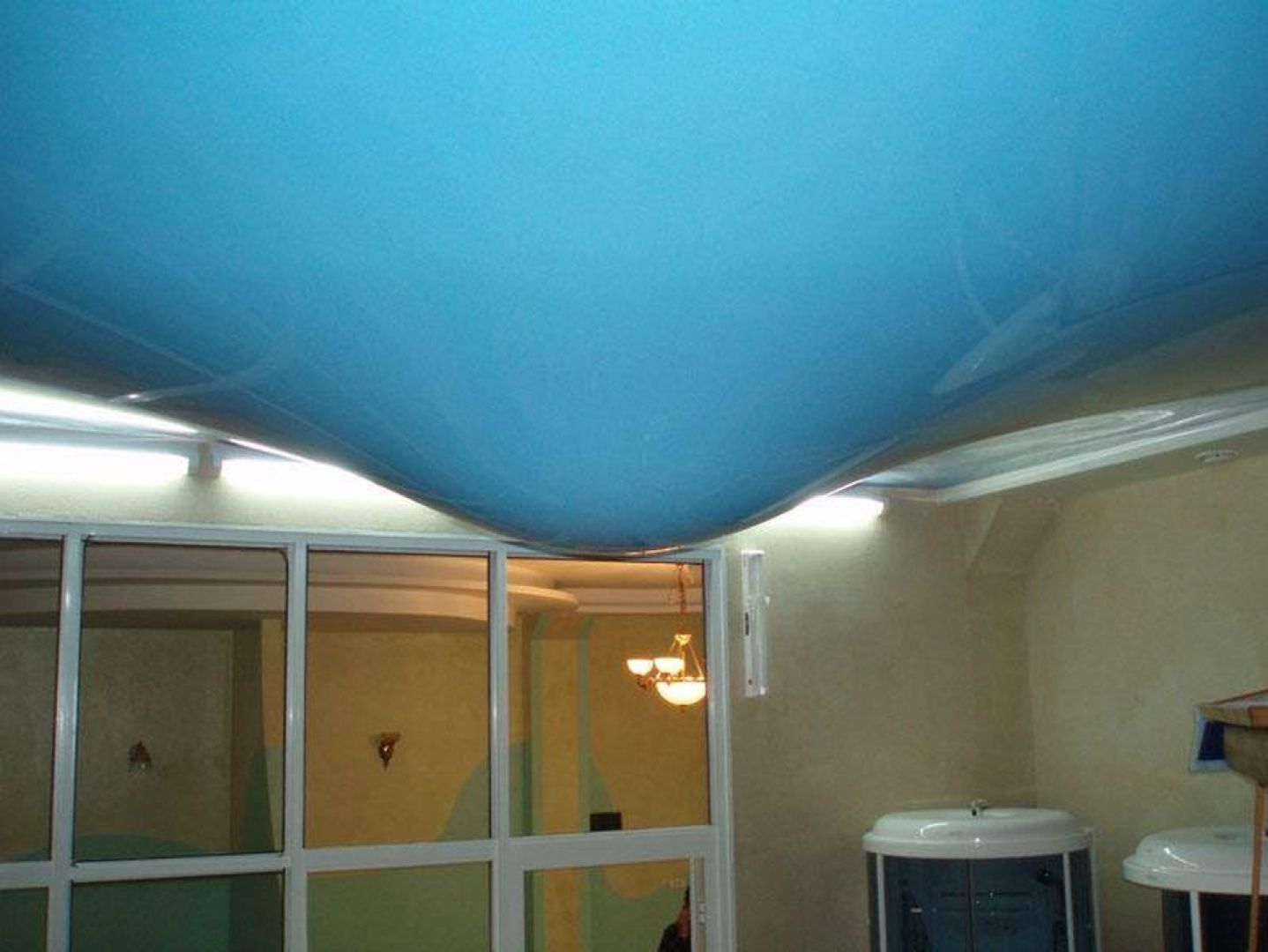 Folia PVC nie tylko nie ulega zniszczeniu, ale też, jak parasol, chroni pomieszczenie przed zalaniem. Fot. Alteza