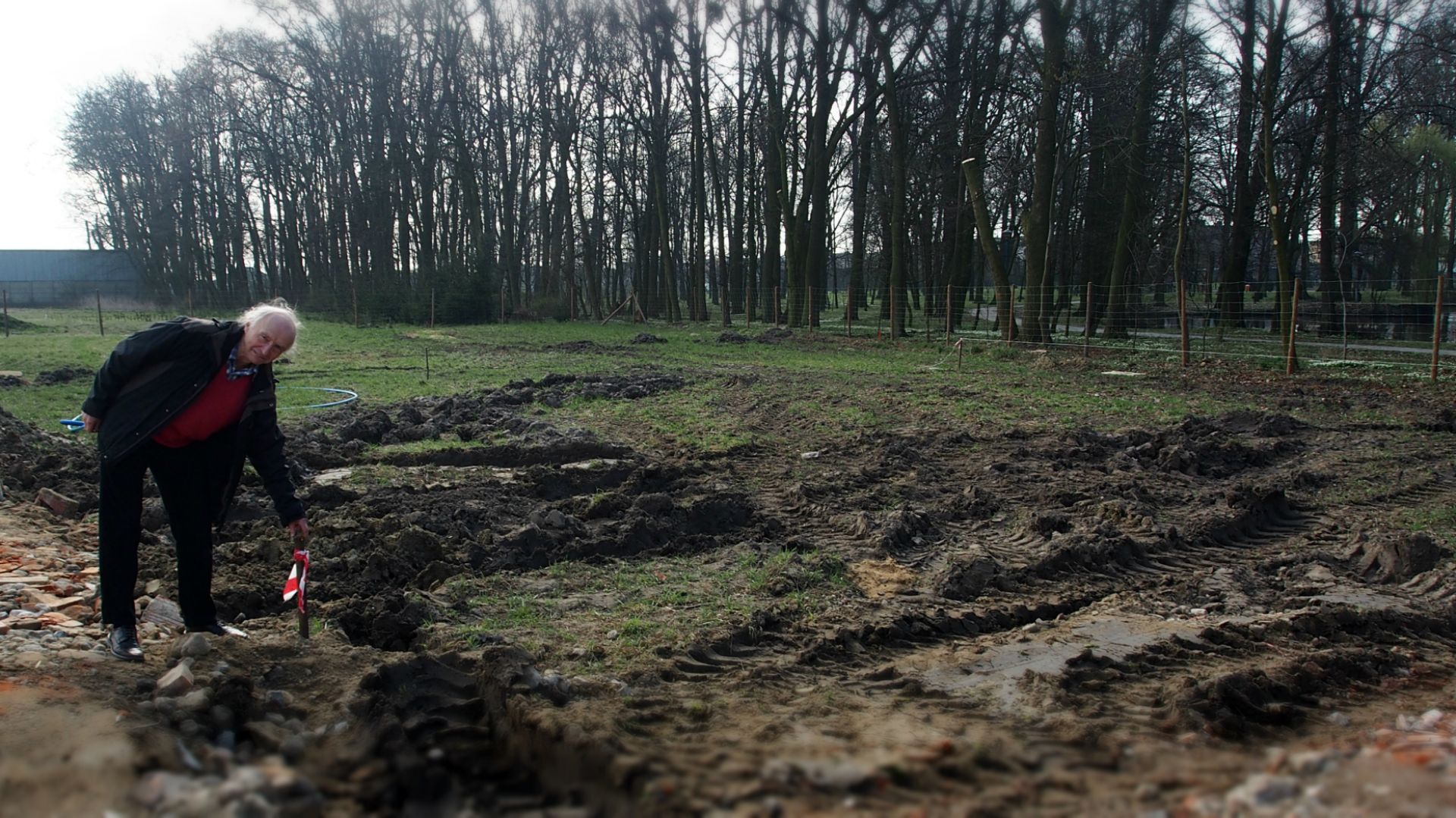 Maciej Sempiński pierwszy dom opracował i wdrożył na własne potrzeby. Zamieszkuje w nim i co dnia wykonuje próby i pomiary, tak by następne obiekty były jeszcze lepsze. Aby przedstawić jak wykorzystuje styropian, zaprosił przedstawicieli FS Arbet do obejrzenia inwestycji na samym jej początku. Fot. FS Arbet