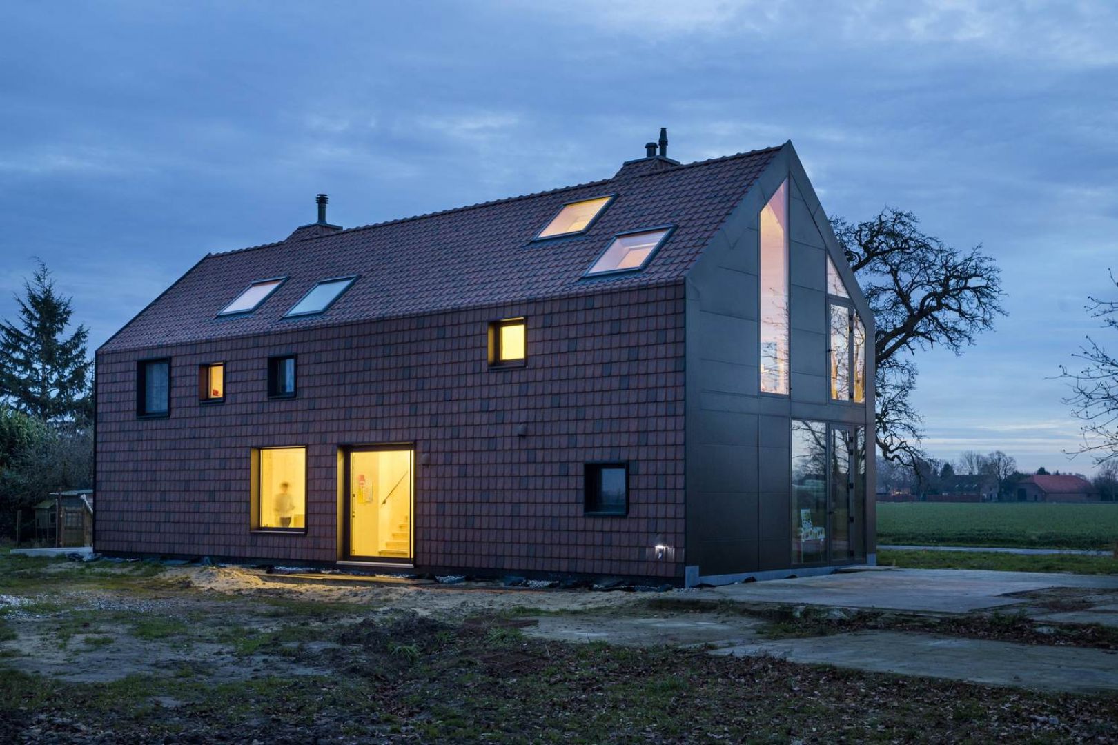 Dom „Jelenia Farma” położona jest w typowym gospodarstwie rolnym w Holandii. Znajdował się tam historyczny, holenderski dom wiejski o charakterystycznej długiej jednolitej fasadzie przechodzącej z dachu na elewacje. Fot. Koen Broos