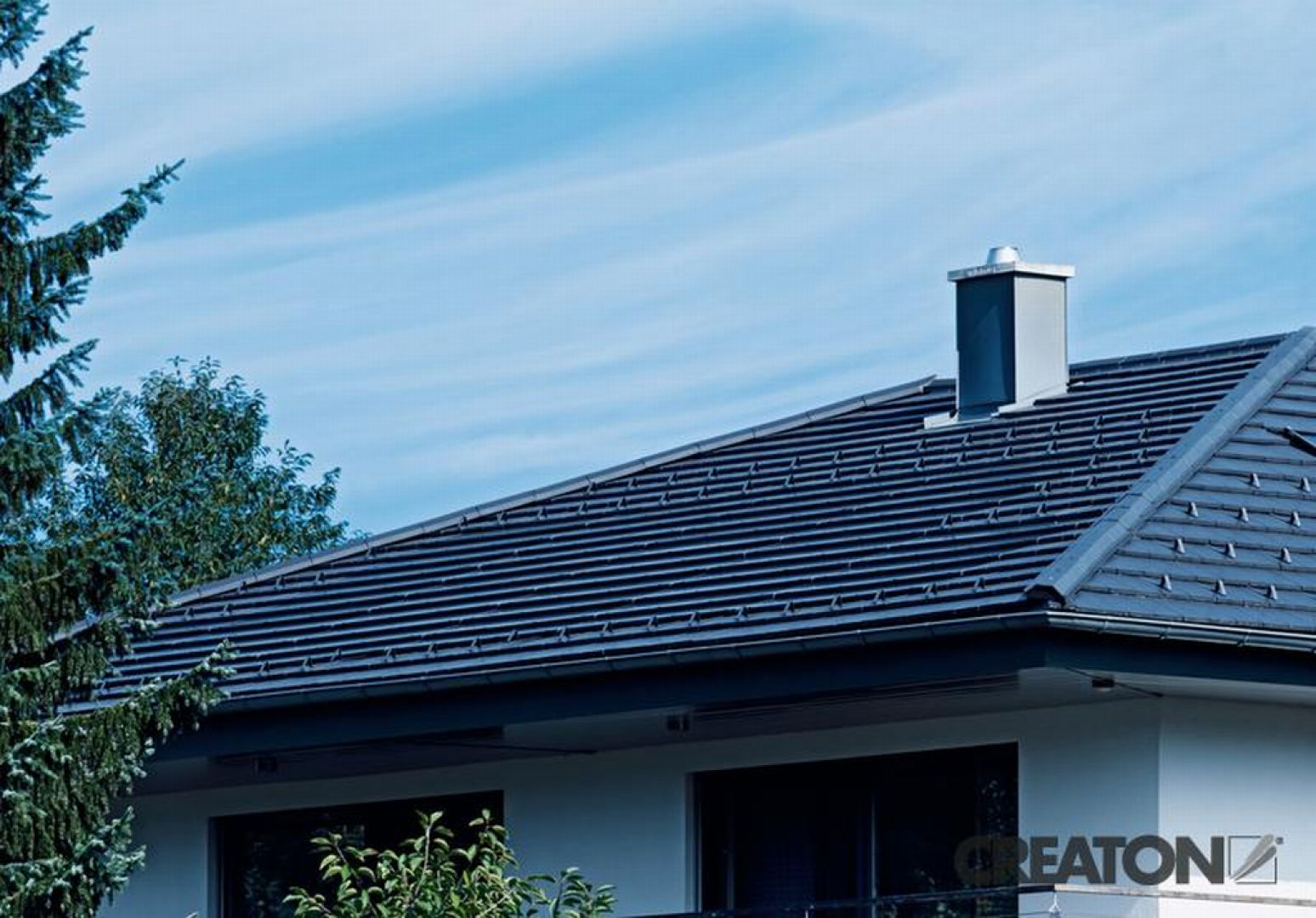 Dachy polskich domów najczęściej wyróżniają się nowoczesnym wykończeniem, często w postaci dachówek płaskich o uproszczonym, prostokątnym kształcie. Fot. Creaton