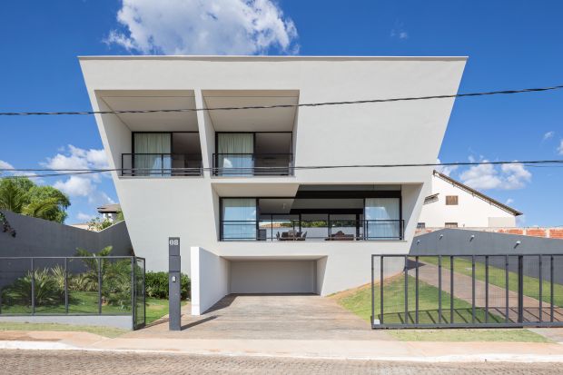 Aresta House, zaprojektowany przez BLOCO Arquitetos, zawdzięcza swój nietypowy kształt bryły z jednego, prostego powodu. Ta rezydencja powstała, aby zapewnić mieszkańcom wspaniałe widoki i jednocześnie chronić przed żarem brazylijskiego słoń