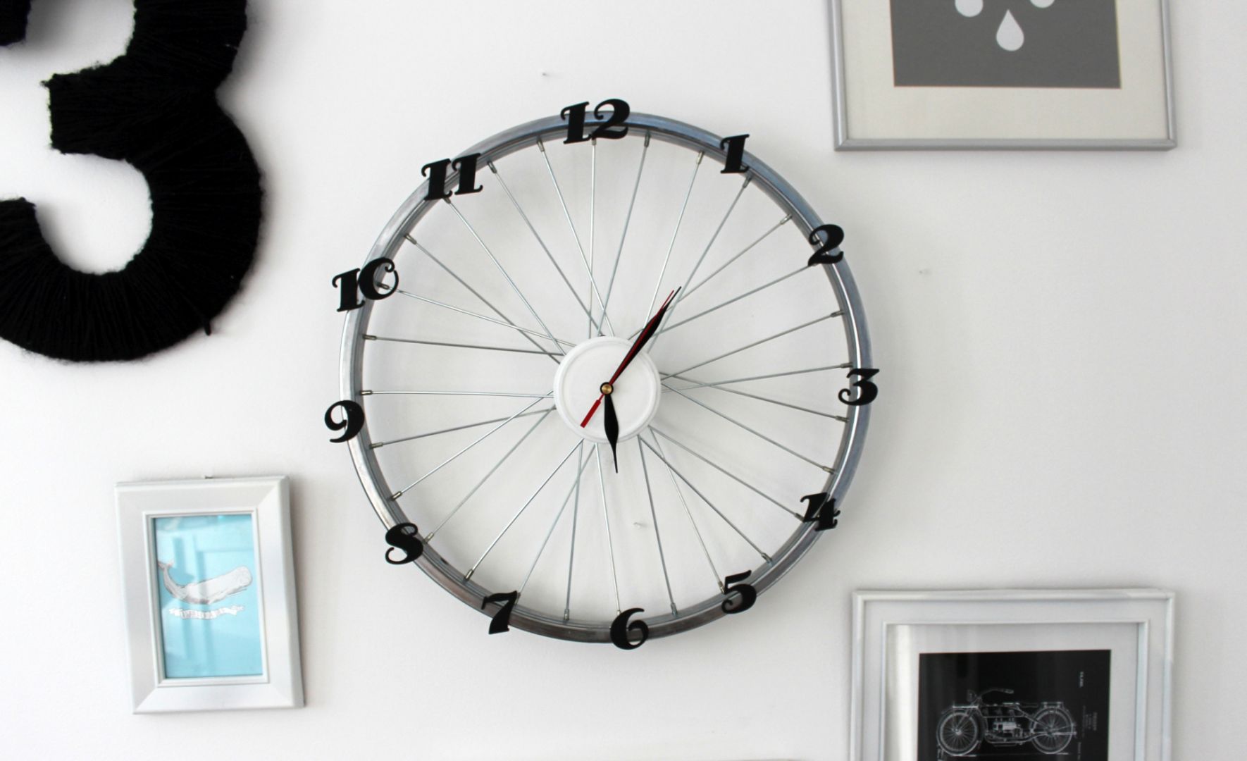 Koło od starego roweru może zyskać nowe życie, jeśli przerobisz je na… zegar! Fot. Bosch