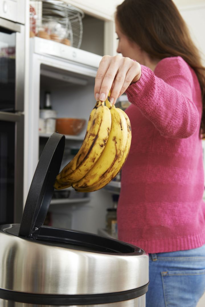 Innowacyjnym rozwiązaniem jest także zasilany bateryjnie model bezdotykowy. To bardzo wygodne i higieniczne rozwiązanie. Taki pojemnik działa na zasadzie czujnika zbliżeniowego – klapa otwiera się automatycznie, gdy chcemy wrzucić coś do środka. Fot. Kernau