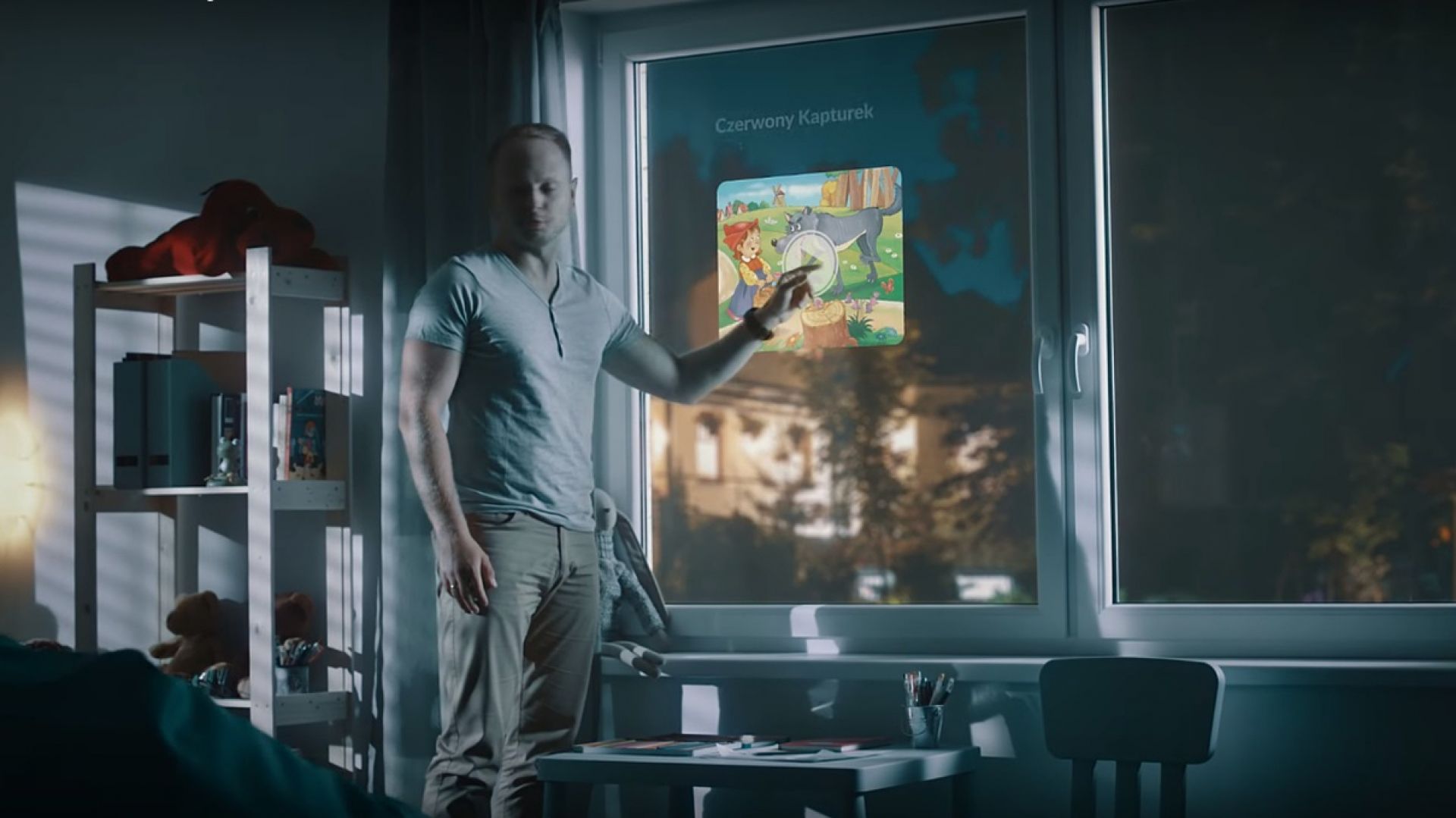 Od dziś oglądanie filmów z YouTube, galerii zdjęć czy przeglądanie informacji w popularnych kanałach internetowych podczas codziennych czynności takich jak gotowanie, przeglądanie maili, czy oglądanie ulubionych programów i seriali na oknie, stało się rzeczywistością. Drutex stworzył okno, które zastępuje funkcje telewizji, tabletu czy narzędzia do pracy. Fot. Drutex