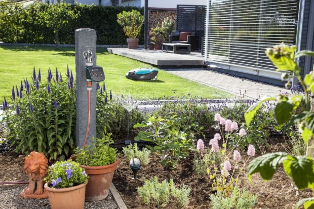 Zdalne koszenie trawnika i nawadnianie ogrodu za pomocą aplikacji – teraz to możliwe. Gardena smart system daje możliwość kontrolowania swojego ogrodu za pomocą telefonu lub przeglądarki internetowej. Dane na temat wilgotności gleby, temperatur