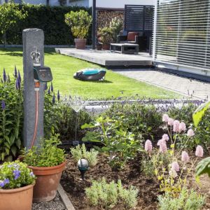 Smart hydrofor elektroniczny marki Gardena to wydajne urządzenie, które nadaje się idealnie do automatycznego nawadniania ogrodu. Wszystkie funkcje pompy można obsługiwać za pomocą telefonu lub przeglądarki. Fot. Gardena
