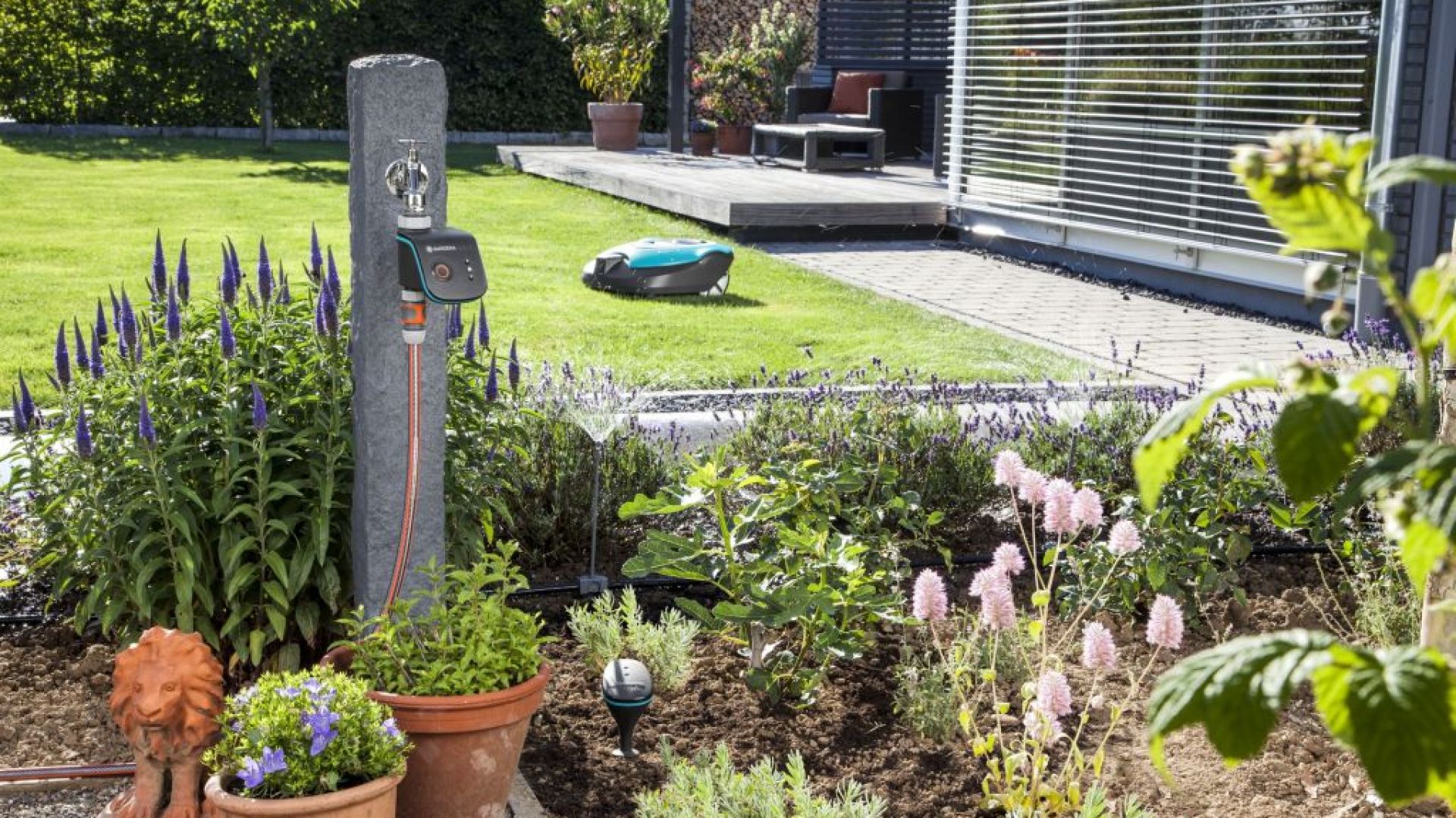 Smart hydrofor elektroniczny marki Gardena to wydajne urządzenie, które nadaje się idealnie do automatycznego nawadniania ogrodu. Wszystkie funkcje pompy można obsługiwać za pomocą telefonu lub przeglądarki. Fot. Gardena