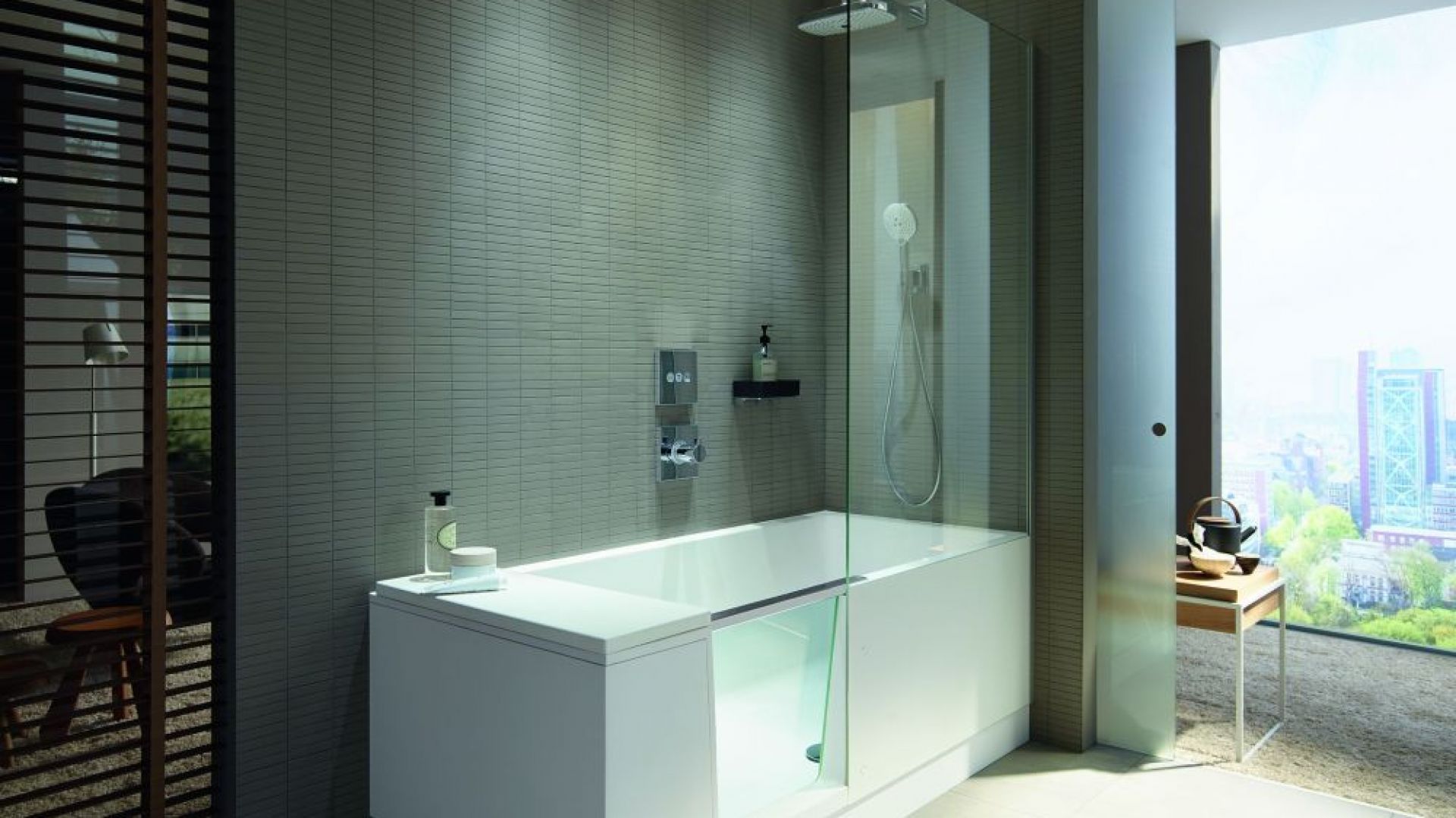 Shower&Bath projektu EOOS dla firmy Duravit, to połączenie prysznica typu walk–in z wanną. Zintegrowane szklane drzwi łatwo przekształcają wannę w dostępny, otwarty prysznic. Kiedy drzwi są otwarte do wewnątrz wanny, znikają pod wodoodpornym oparciem i pozostają niewidoczne. Fot. Duravit