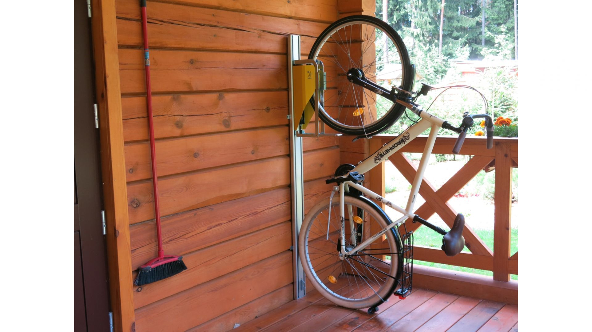 Praktyczny sposób na parkowanie roweru na balkonie