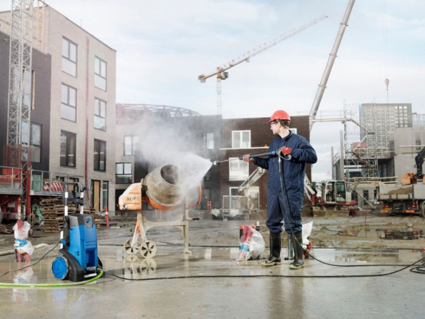W przypadku placu budowy, gorącowodne myjki ciśnieniowe mogą się przydać także do czyszczenia narzędzi pracy, np. betoniarek. Fot. Nilfisk