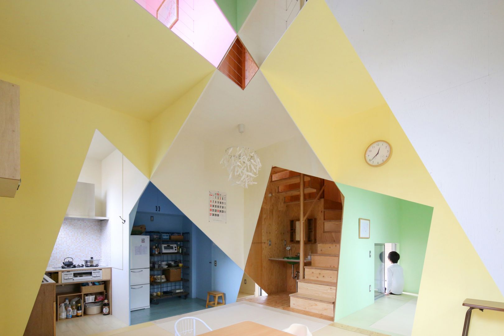 Architekt postanowił użyć aż 4 różnych kolorów aby podkreślić różnicę pomiędzy poszczególnymi kondygnacjami pomieszczeń. W sumie w tym domu wykorzystano 7 różnych kolorów na ścianach i sufitach, aby wytyczyć granicę między każdym pomieszczeniem. Fot. Kazuyasu Kochi