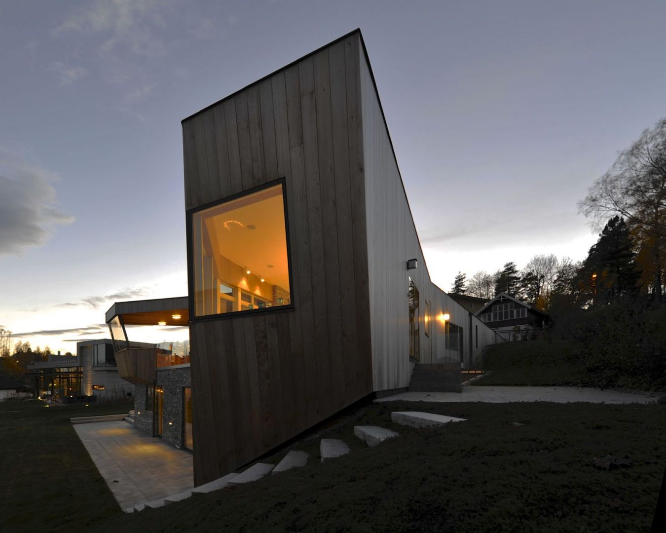 Drewniana i kamienna elewacja sprawiają, że dom dobrze komponuje się z naturalnym otoczeniem. Fot. Nils Petter Dale