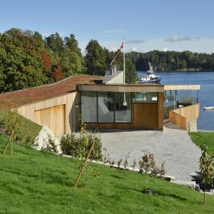 Split House położony jest nad zatoką Oslofjord w Norwegii. Część jego bryły mieści się pod powierzchnią gruntu. Fot. Nils Petter Dale