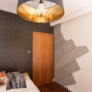 Wszechobecne w mieszkaniu: kamień (pod postacią płytek podłogowych, granitu na blatach kuchennych), beton architektoniczny użyty jako dekoracja w gościnnej sypialni. Fot. Viva Design