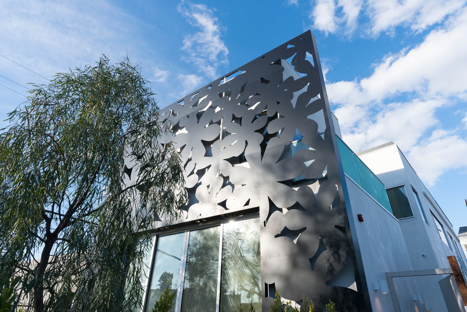 Rezydencja wyróżnia się elewacją, wykonaną z aluminiowej płyty kompozytowej, ozdobioną regularnym motywem kwiatów. Fot. Cameron McNall