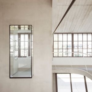 „Loft Panzerhalle” to nowoczesny 2 kondygnacyjny apartament, gdzie wnętrza „porażają” swoim ascetycznym, betonowym wyglądem. Wnętrza są dalekie od typowych zacisznych domowych aranżacje. Fot. Tobias Colz