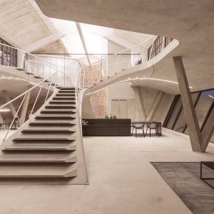 Betonowe schody  determinują i nadają niepowtarzalnych charakter temu loftowemu, otwartemu wnętrzu.Fot. Tobias Colz