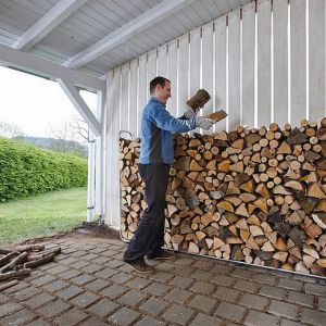 Ważny jest wybór miejsca składowania drewna (najlepiej południowa, dobrze nasłoneczniona ściana) oraz odpowiednie zabezpieczenie go przed czynnikami zewnętrznymi. Fot. Lange Łukaszuk