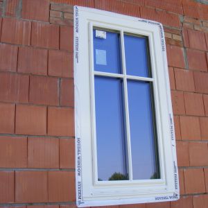 Wybierając technologię Soudal Window System (SWS), zadbamy o profesjonalny montaż okien i uzyskamy zakładaną szczelność złącza okiennego. Fot. Soudal