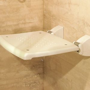 Dobrze przygotowana łazienka powinna również posiadać antypoślizgowe podkładki pod prysznicem bądź w wannie oraz łatwo zmywalne ściany. Fot. Mobilex