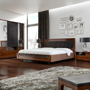 Łóżko, tak jak pozostałe sprzęty w sypialni, powinno mieć swój styl. Spowite w miękkie jedwabie, szlachetne atłasy i dekoracyjne adamaszki, jest przecież najpiękniejszą ozdobą tego pomieszczenia.  Fot. Mebin