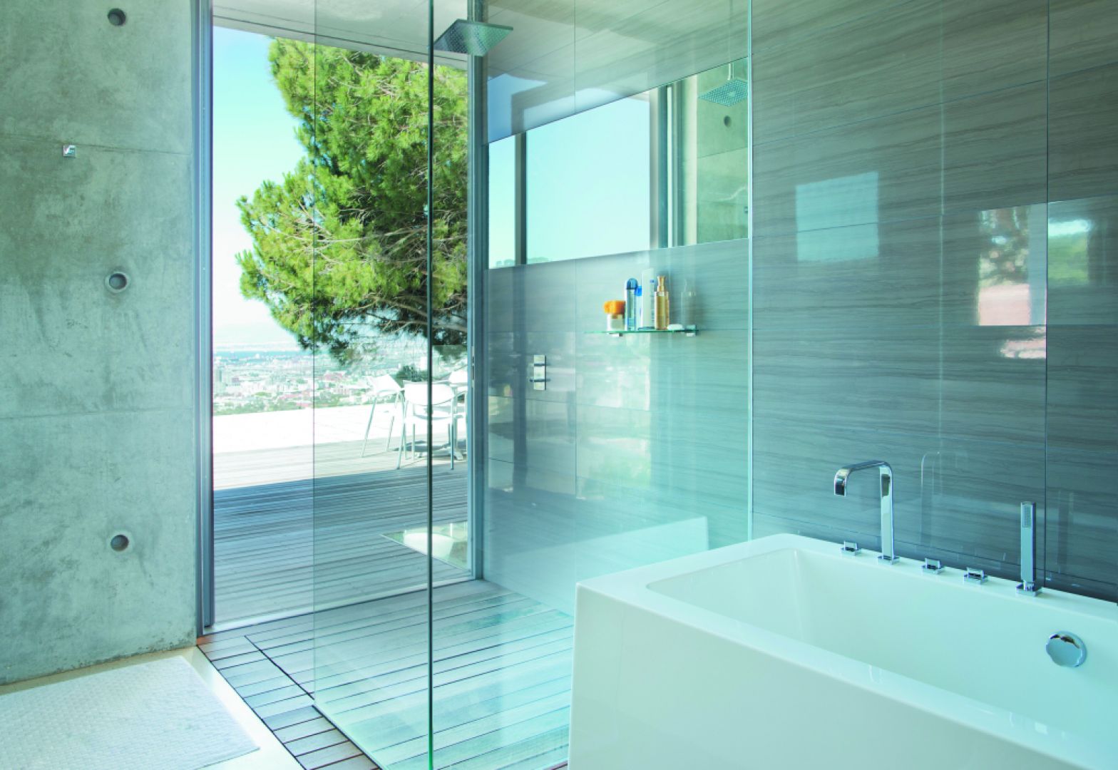 Montaż tego innowacyjnego szkła w kabinie prysznicowej czy też parawanie nawannowym pozwala oszczędzić czas, poświęcany dotychczas na żmudne sprzątanie. Fot. Saint-Gobain