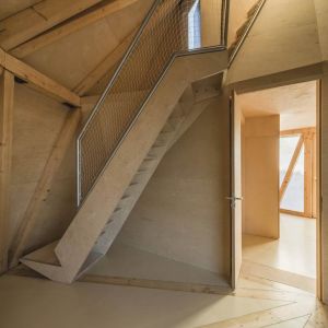 Dominuje tu minimalistyczna stylistyka oraz drewno, "ocieplające" żelbetowe elementy domu. Fot. Tomáš Malý