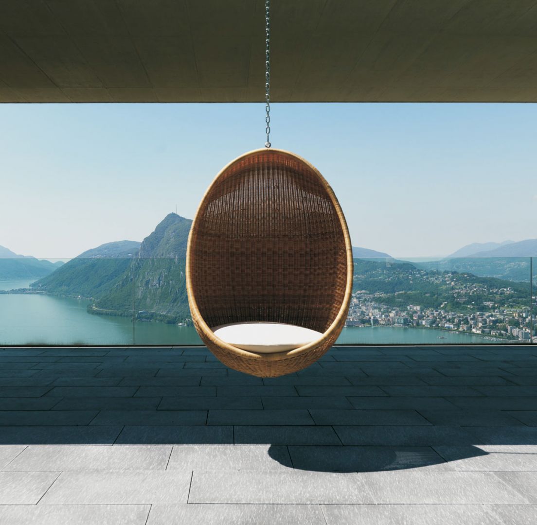 To kolejna wariacja wiszącego krzesła, czyli Egg Hanging Chair zaprojektowana przez Nannę Ditzel. Fot. Design-Milk