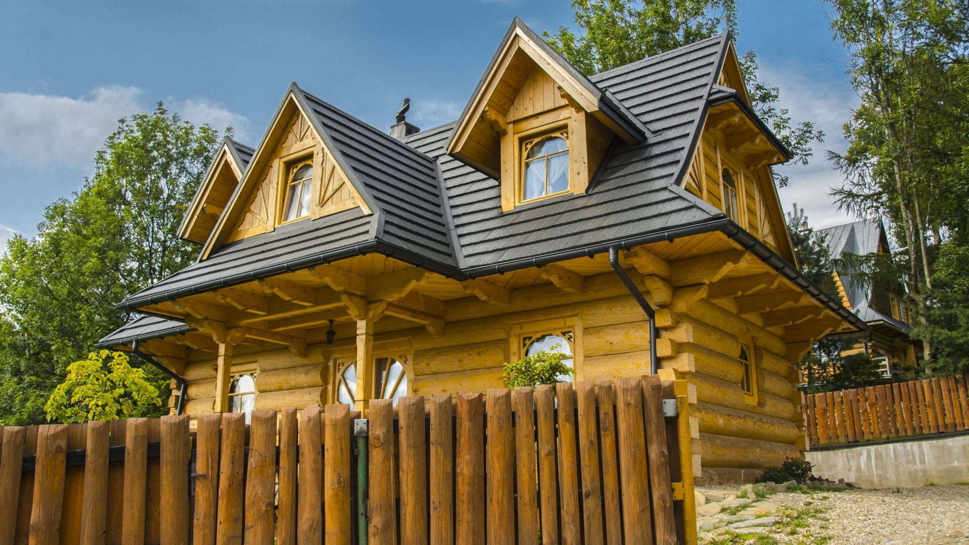 Idealne pokrycie dachowe do tradycyjnego, drewnianego domu