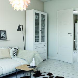 Istotnym dopełnieniem całości będą białe drzwi Porta Skandia Premium, łączące w swojej formie prostotę i elegancję. Tekstylia w pastelowych kolorach oraz czarne akcenty dodadzą wnętrzu charakteru i wyróżnią się na harmonijnym tle aranżacji. Fot. Porta
