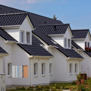 Domy szeregowe to idealna propozycja dla zwolenników domów pasywnych i energooszczędnych, gdyż ze względu na swój charakterystyczny kształt mają bardzo duży potencjał magazynowania ciepła. Fot. Knauf Therm