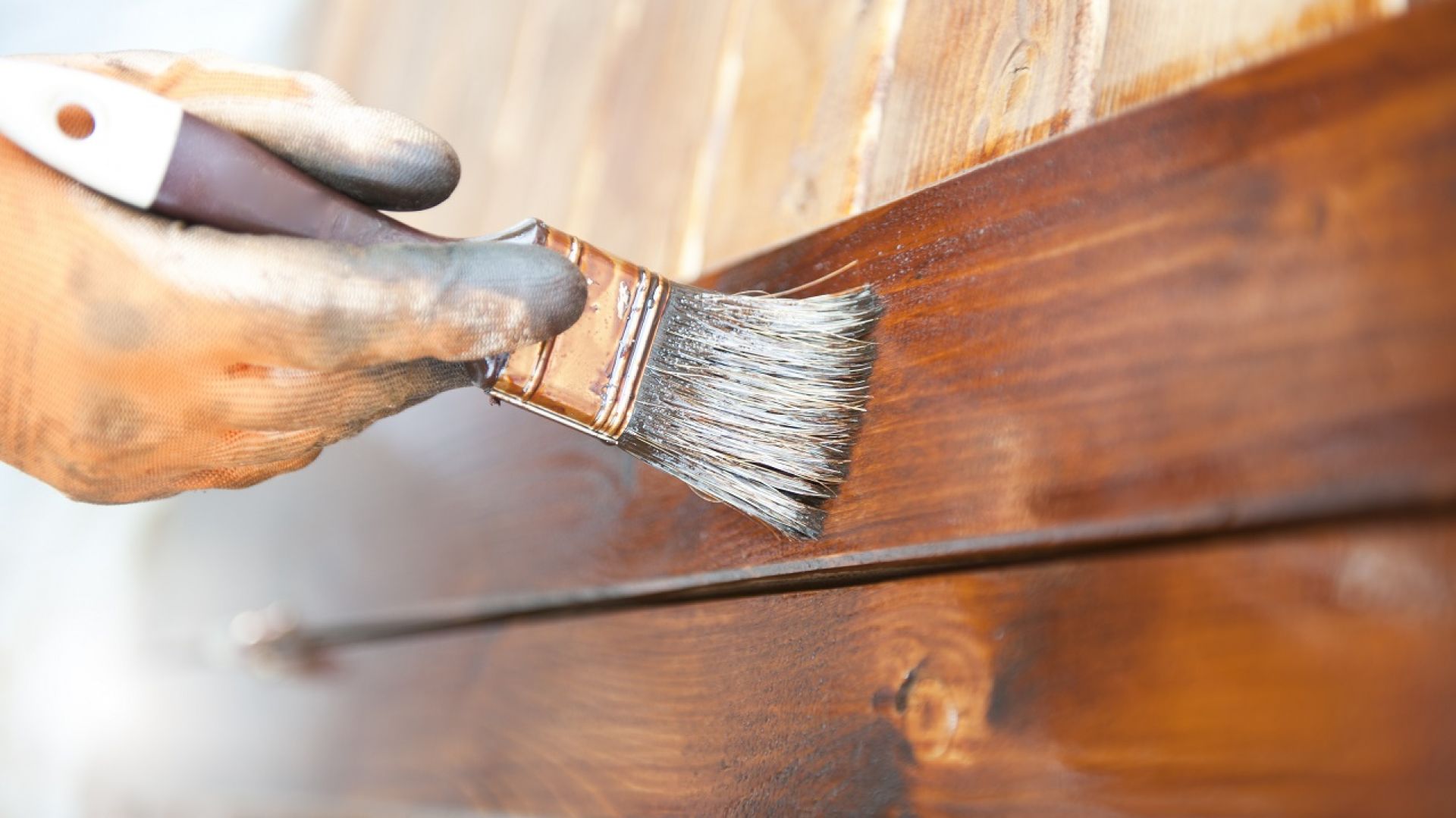 Poznaj skuteczne sposoby na malowanie drewna