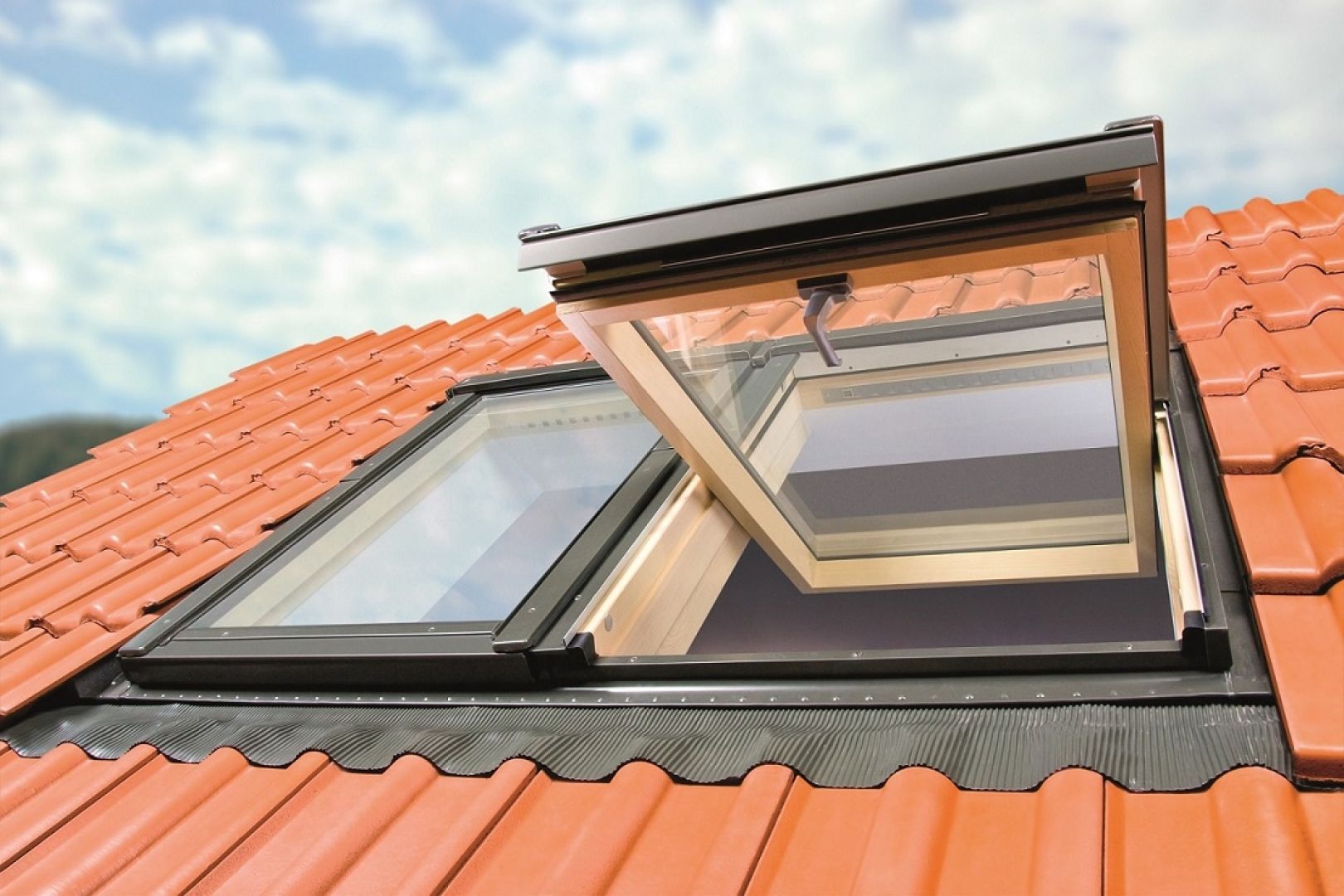 Wymiana okien oraz wykonanie izolacji termicznej domu to nie tylko sposób na osiągnięcie oszczędności, lecz również rozwiązanie zwiększające komfort cieplny domowników. Fot. Fakro