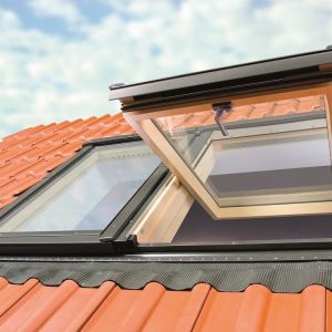 Wymiana okien oraz wykonanie izolacji termicznej domu to nie tylko sposób na osiągnięcie oszczędności, lecz również rozwiązanie zwiększające komfort cieplny domowników. Fot. Fakro