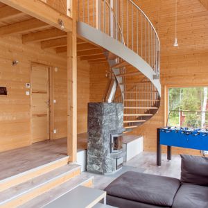 Do budowy domu wykorzystano tradycyjne materiały takie jak drewno. Sam dom położony jest na stromej działce z bezpośrednim widokiem na brzeg fińskiego jeziora. Fot. Timo Laaksonen