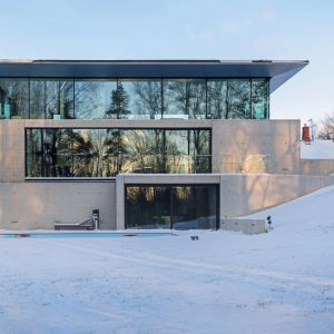 Dom jednorodzinny z aluminiowymi systemami okien, fasad i drzwi przesuwnych Schüco. Fot. OUTOFBOX, Łotwa

