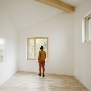 W pomieszczeniach dominują jasne stonowane biele, coieplone naturalnym drewnem. Fot. Bullahuth Fotografie und Gestaltung
