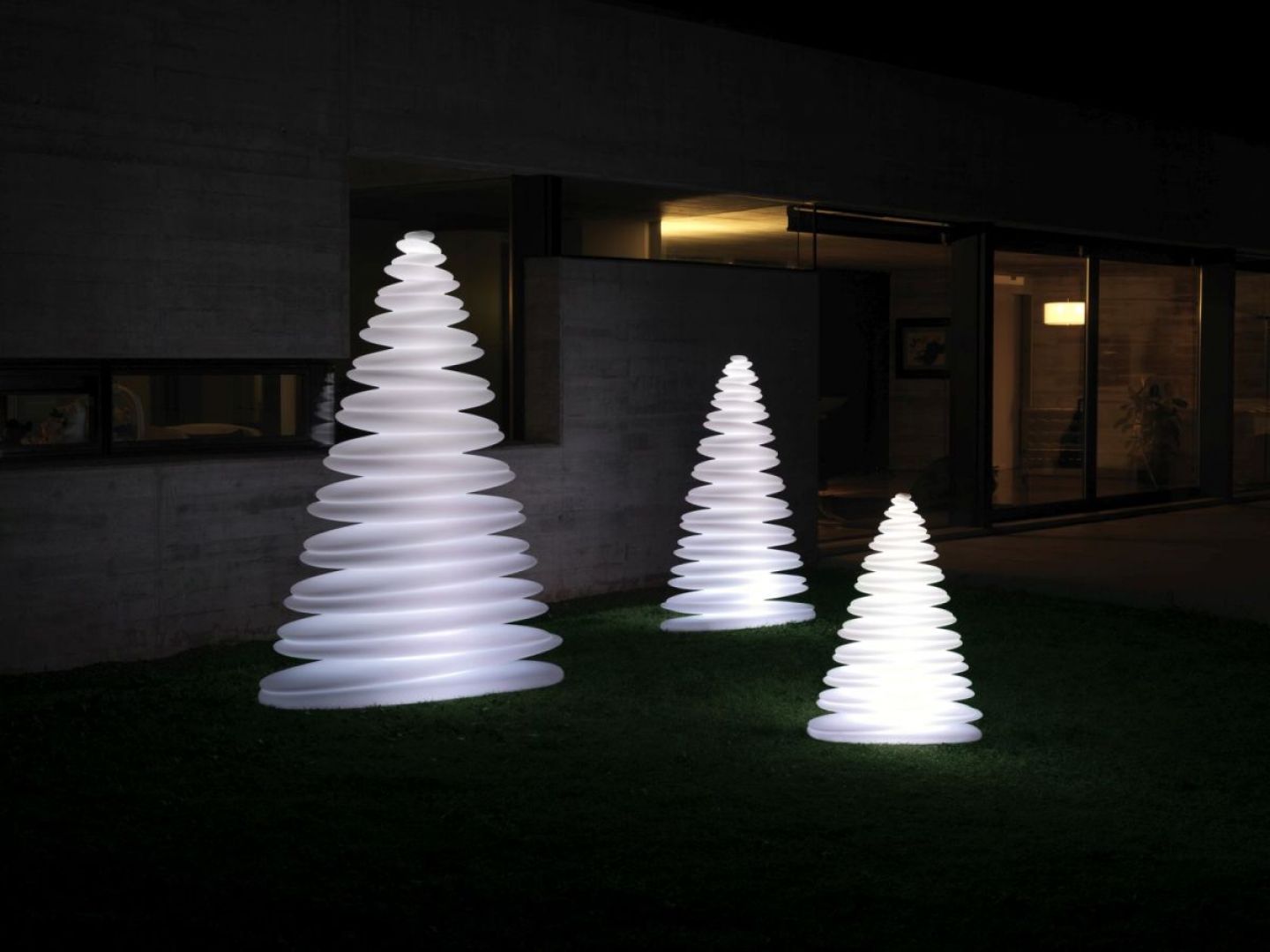 Designerska lampa Chrismy powstała z plastycznej żywicy polietylenowej. To uniwersalne rozwiązania do domów, tarasów, czy ogrodów. Fot. Galeria Ekskluzywnych Mebli Heban