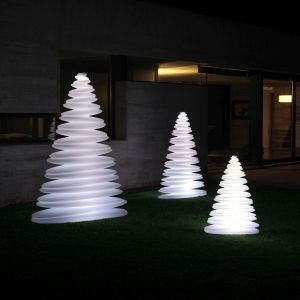 Designerska lampa Chrismy powstała z plastycznej żywicy polietylenowej. To uniwersalne rozwiązania do domów, tarasów, czy ogrodów. Fot. Galeria Ekskluzywnych Mebli Heban