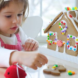 Dzieciom sprawimy dużo radości dekorując z nimi świąteczny domek z piernika. Fot. Shutterstock