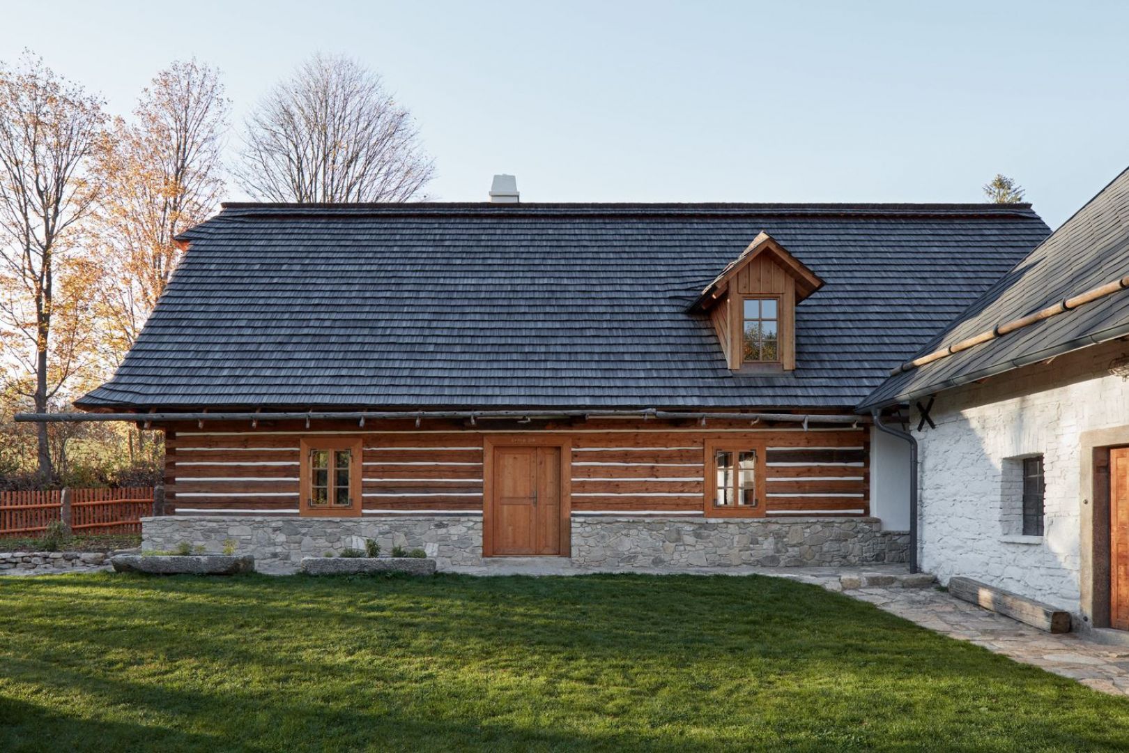 Ten dom powstał z połączenia i zaadaptowania dwóch budynków – startej stodoły oraz drewnianej chałupy wykonanej z bali. Fot. Jakub Skokan, Martin Tůma  BoysPlayNice