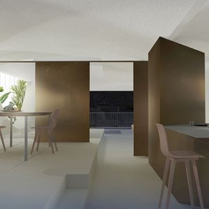 Przestronny pokój dzienny wraz z kuchnią i jadalnią znajdują się na pierwszym piętrze. Fot. 314 architecture studio