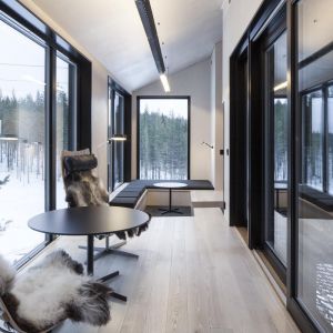 Wnętrza z lekkimi, drewnianymi meblami dopełnia "Blond Nordic" kontrastujący z ciemną częścią zewnętrznej elewacji. Fot. Johan Jansson